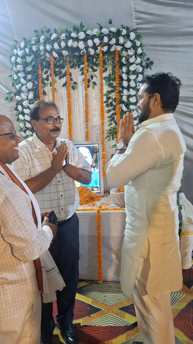 jaisinghrahthod's tweet photo. महनार विधानसभा क्षेत्र के अंतर्गत बहसी सैदपुर में आदरणीय रिंकू सिंह जी की पूज्य माता जी के श्रद्धा कर्म में शामिल होकर उन्हें भावभीनी श्रद्धांजलि अर्पित की।

इस दुःख की घड़ी में शोकाकुल परिवार के प्रति अपनी गहरी संवेदनाएँ व्यक्त करता हूँ। ईश्वर दिवंआत्मा को शांति प्रदान करें एवं परिवार को इस अपार दुःख को सहने की शक्ति दें।

ॐ शांति 🙏

#श्रद्धांजलि #MahnarVidhansabha #सामाजिक_दायित्व
:::