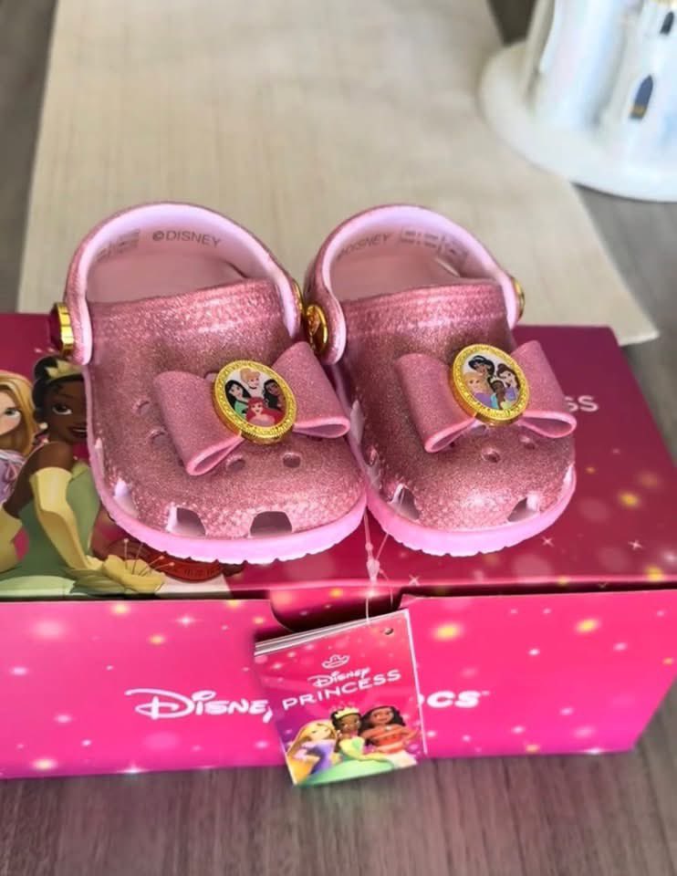 These DISNEY PRINCESS CROCS are teewwww cutteee 👑😍😍😍🥹 I need these for myself 😭🥰💳💳