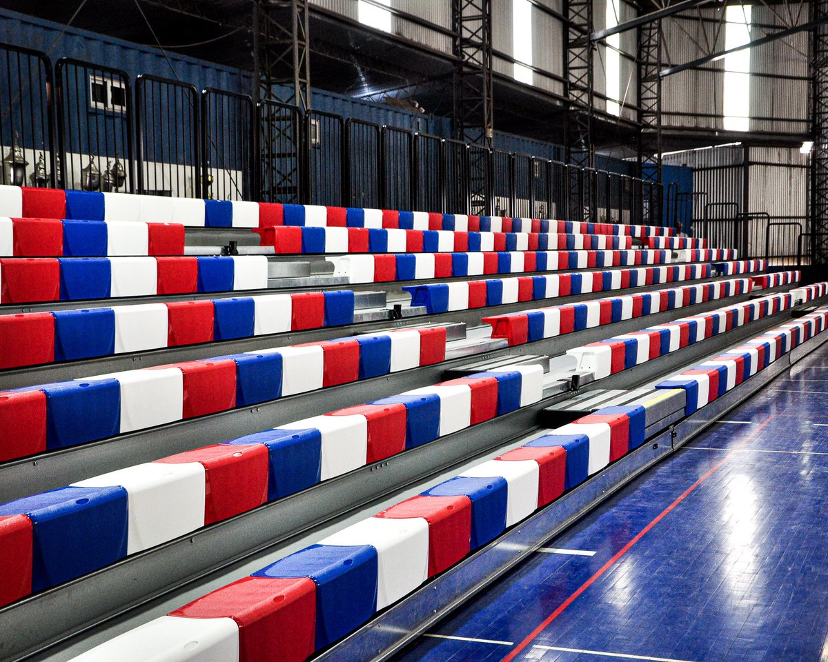 En los incidentes ocurridos anoche en el depósito se rompieron dos heladeritas de las que usan para sentarse.
