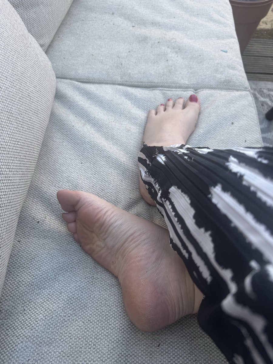 Bea223344's tweet photo. Spent all day in the garden…
The grass in true British style is not grassing, so it’s mud under these toes and my soles are dry https://t.co/Qz1SZDkL9n