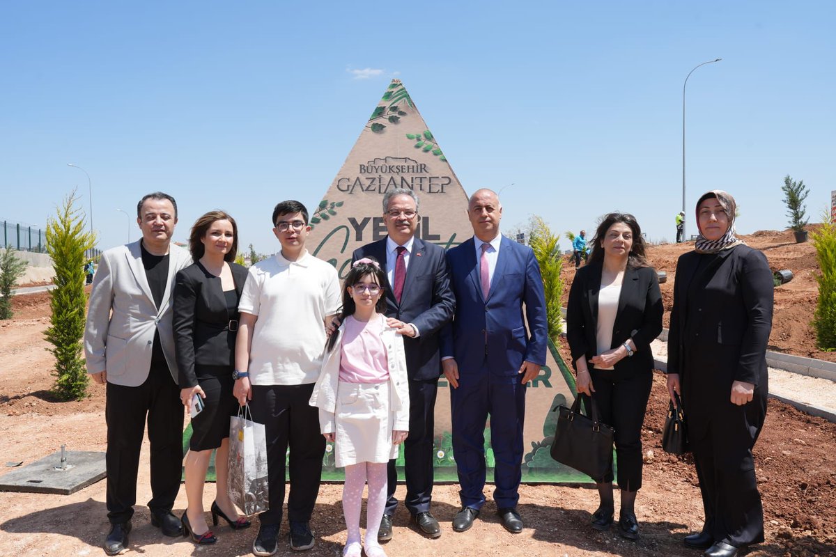 Gaziantep_MEM's tweet photo. "Tohumlar fidana,
Fidanlar ağaca,
Ağaçlar ormana
Dönmeli yurdumda!"🇹🇷 💚 

Gaziantep Valiliği koordinasyonunda Gaziantep Büyükşehir Belediyesi tarafından 🟢“Yeşil Şehirler, Huzurlu Nesiller!” sloganıyla hayata geçirilen 🌴🌲🌳“Yeşil Antep!” projesi kapsamında 📍 Şehitkâmil, 🏞️Pirsultan Parkı'na 23 Nisan Ulusal Egemenlik ve Çocuk Bayramı'nın ay yıldızlı ikliminde fidanlar dikildi.

Can suyu cumhuriyet, güneşi hürriyet olan bu fidanların görklü bir ormana dönüşmesini diliyor; 106 yıl önce TBMM'nin açıldığı bu özel günde başta Gazi Mustafa Kemal Atatürk olmak üzere 1. Meclisin tüm azalarını ve Millî Mücadele Dönemi kahramanlarını rahmet ve minnetle anıyoruz.🇹🇷

@tcmeb @Yusuf__Tekin @gantepvaliligi @kemalcebervali @GaziantepBeld @FatmaSahin @Dr_Onderarpaci