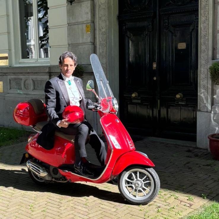 ItalyInTheNL's tweet photo. “in questi giorni di celebrazioni del Made in Italy, quale modo migliore per recarsi all’invito del Re Guglielmo-Alessandro e della Regina Máxima per il ricevimento al Palazzo Reale di Amsterdam? Viva l’Italia, viva i Paesi Bassi!” https://t.co/eBQVXgxo4k