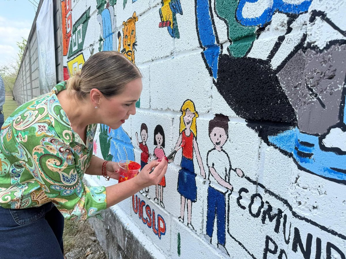 🎨✅️ Acompañado de mi esposa Ena Avendaño de Medina, participamos en la jornada “Tequios por la Tierra y Murales Mundialistas” en Tampaya.

En coordinación con el Gobierno de México, realizamos acciones de limpieza y rehabilitación del espacio público.✌🏻💚

#SigamosConstruyendo