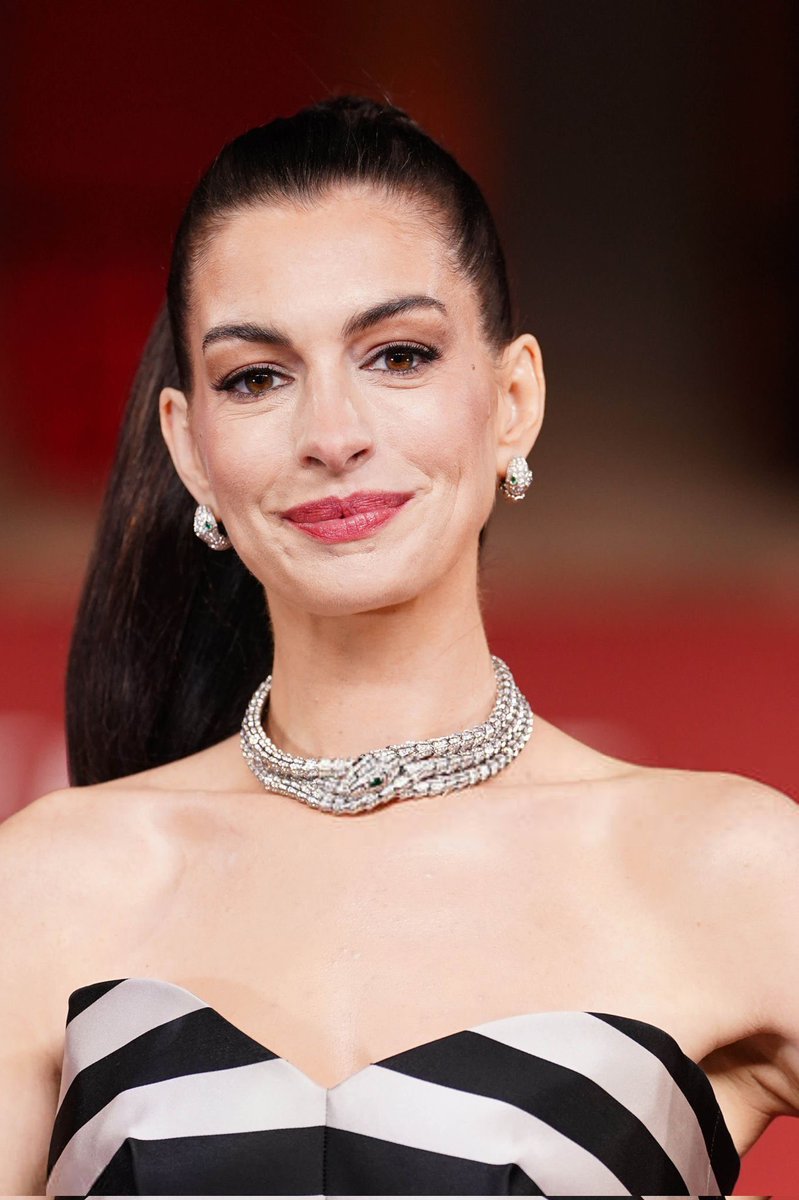 Kim jiwon and anne hathaway wearing the same necklace 👀. That only means one thing in korea