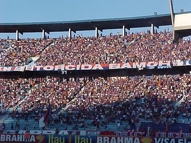 Longe querer criar polêmicas, mas é algo que observo desde sempre e que particularmente me incomoda.
 
Todas as vezes que o Bahia tem uma fase ruim, escuto e leio alguns comentários pedindo que “a Bamor tem que fazer isso ou aquilo”. Porque só a principal organizada do Bahia aos