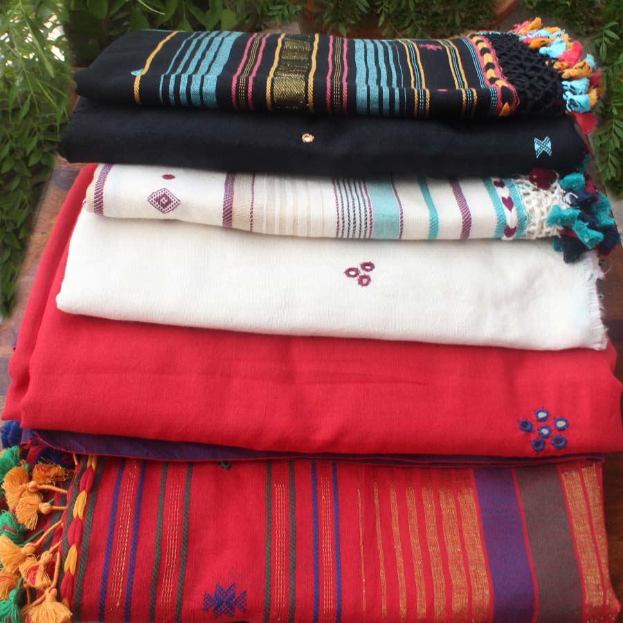 Shilphaat's tweet photo. Handwoven,  pure cotton 3pc ladies suit  and Cotton dupatta with motifs, miri-work and mirrorwork, borders and artistic tassels. .  

Buy at https://t.co/0uWl2ZngFi 
.
 https://t.co/gS8NxEzRVC
.
  #bhujodi #dressmaterial #cottonsuits #indiansuits #shilphaat #bhujodisuits https://t.co/d7aMF7XtMk