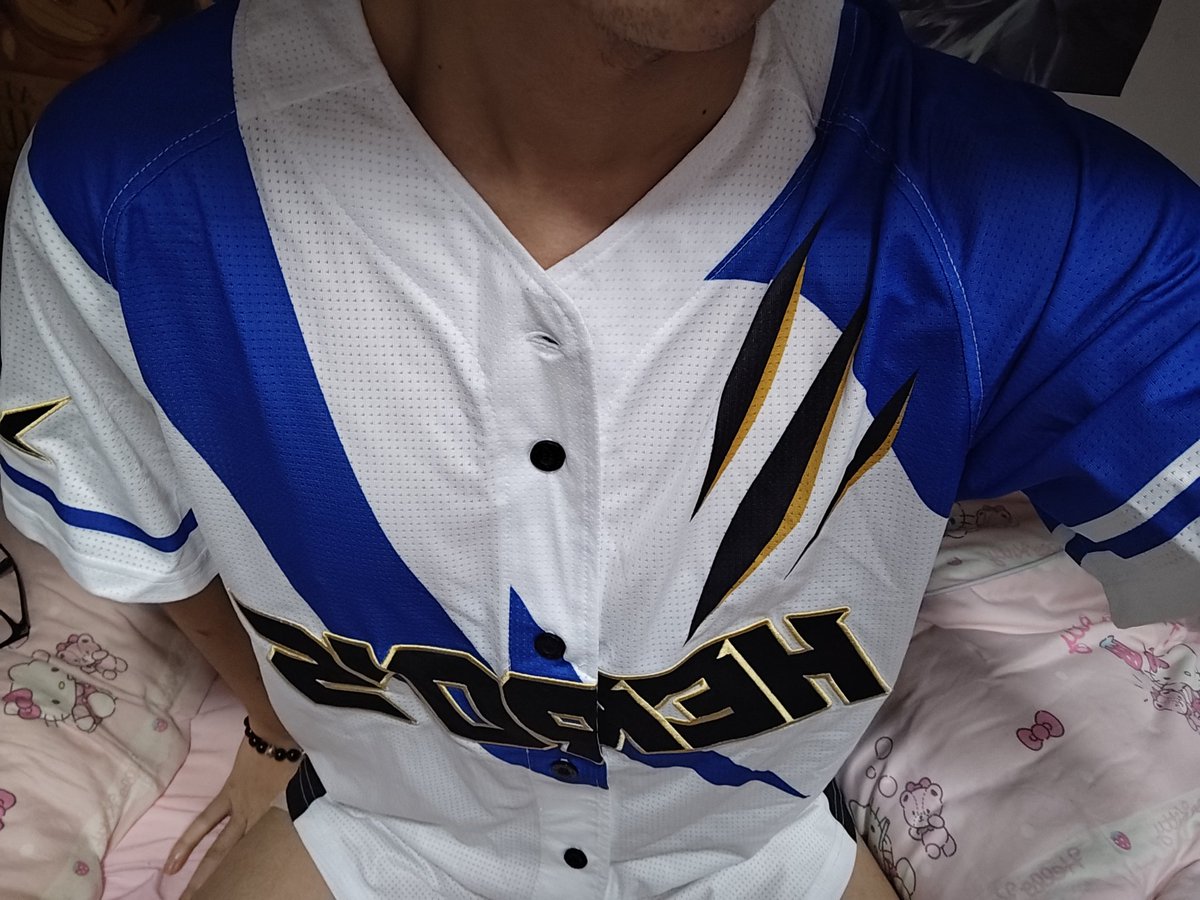 xiaozhi070523's tweet photo. 喂，你也看出来今天衣服不一样了吧，还不快蹲到我面前张嘴接住 https://t.co/ZYcKtUKYIk