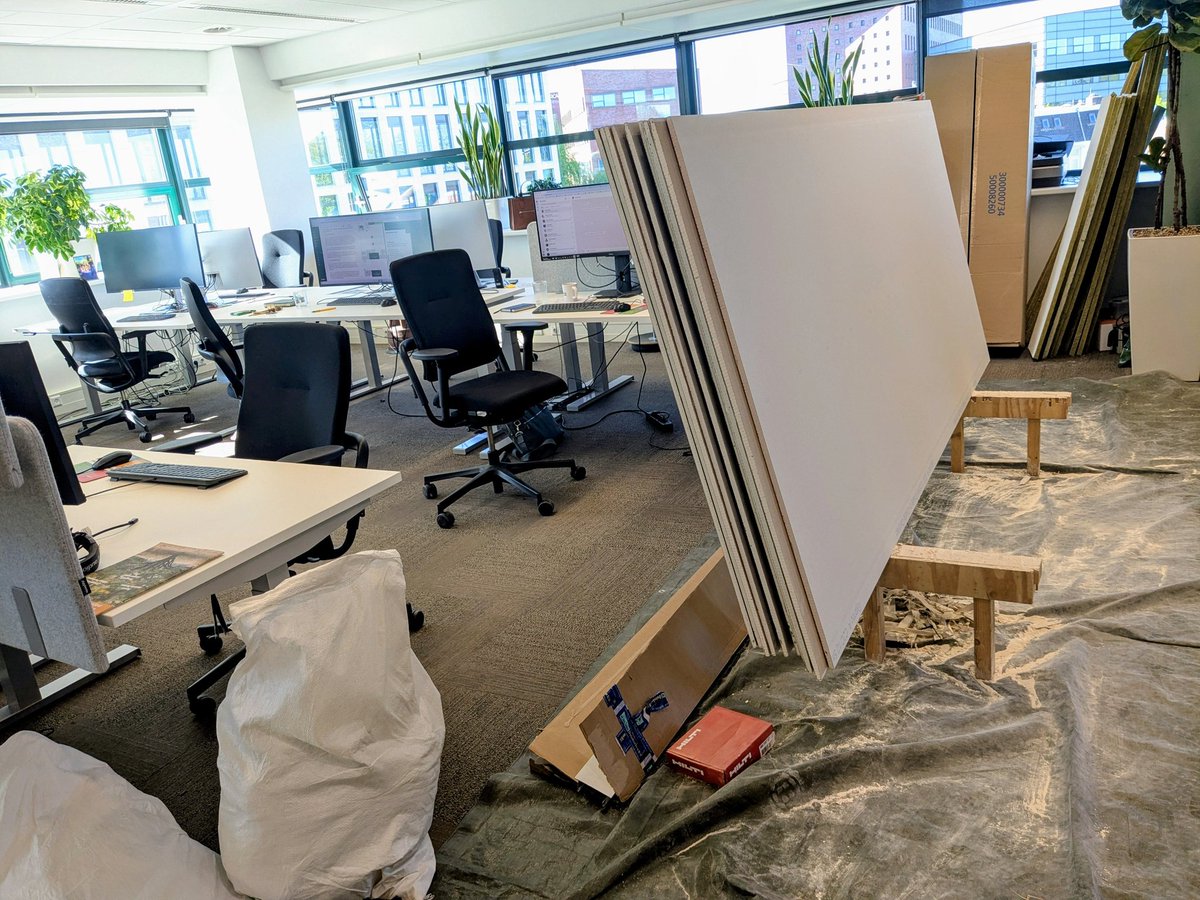 hilbertmeijer's tweet image. Krant maken op de bouwplaats. #NDnl #eindredactie
