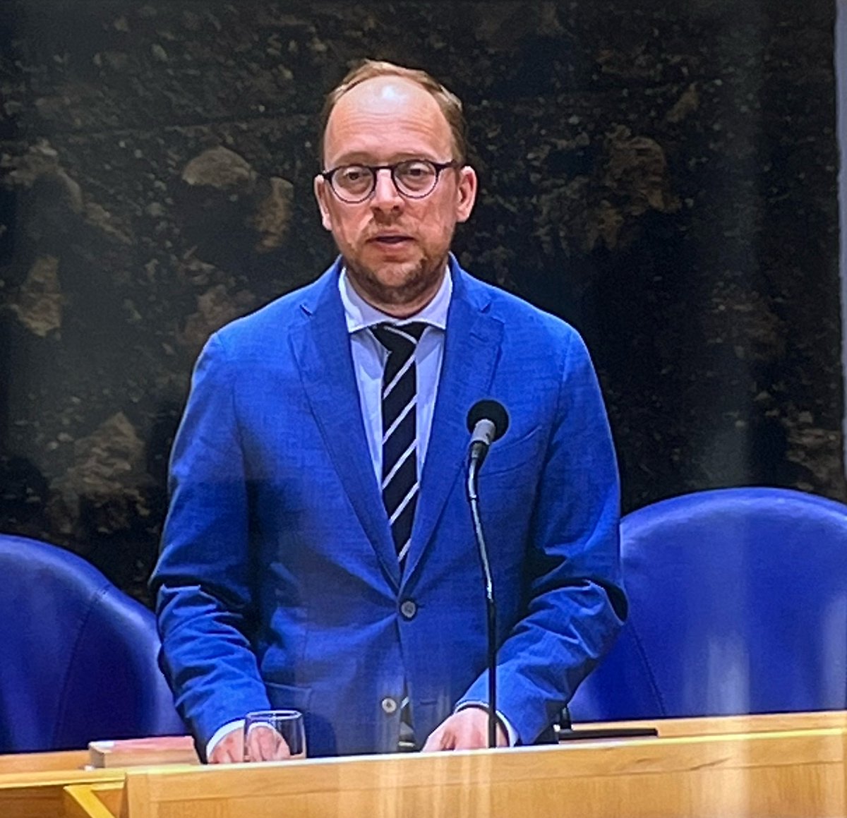 Palos11's tweet image. #voorjaarsnota #debat #tweedekamer. Eelco eerenberg @d66, staatssecretaris fiscaliteit staat gewoon te lachen omdat campers veel meer belasting moeten gaan betalen.  Goed van v Dijck PVV om hier iets van te zeggen.