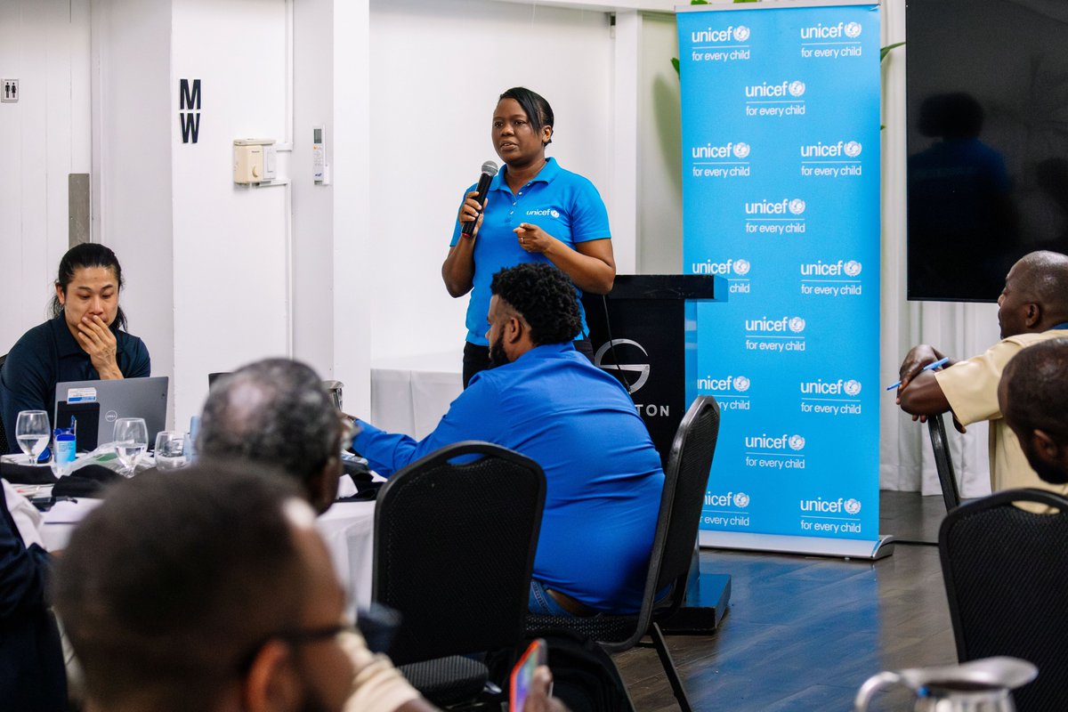UNICEFJamaica's tweet image. On Apr 22, we launched day 1 of a hands‑on training for technical officers from @NWCjam, @RWSLJa, @FoodForThePoorJ, @JDFSoldier, @themohwgovjm &amp;amp; @odpem on operating &amp;amp; managing these mobile water units.

#EmergencyResponse