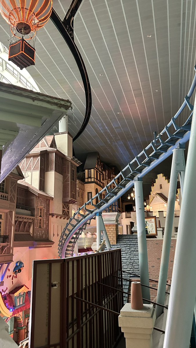 Сфоткали малышиков у любимой карусели Хвасанов и прокатились на «монстре», который заставляет Хаа переходить на ультразвук с <a href="/koloatz/">💙 𝒶𝓁𝒾 💙</a> 🥰

П.с. Горки на улице понрав больше. Там прям реально думаешь, что улетишь