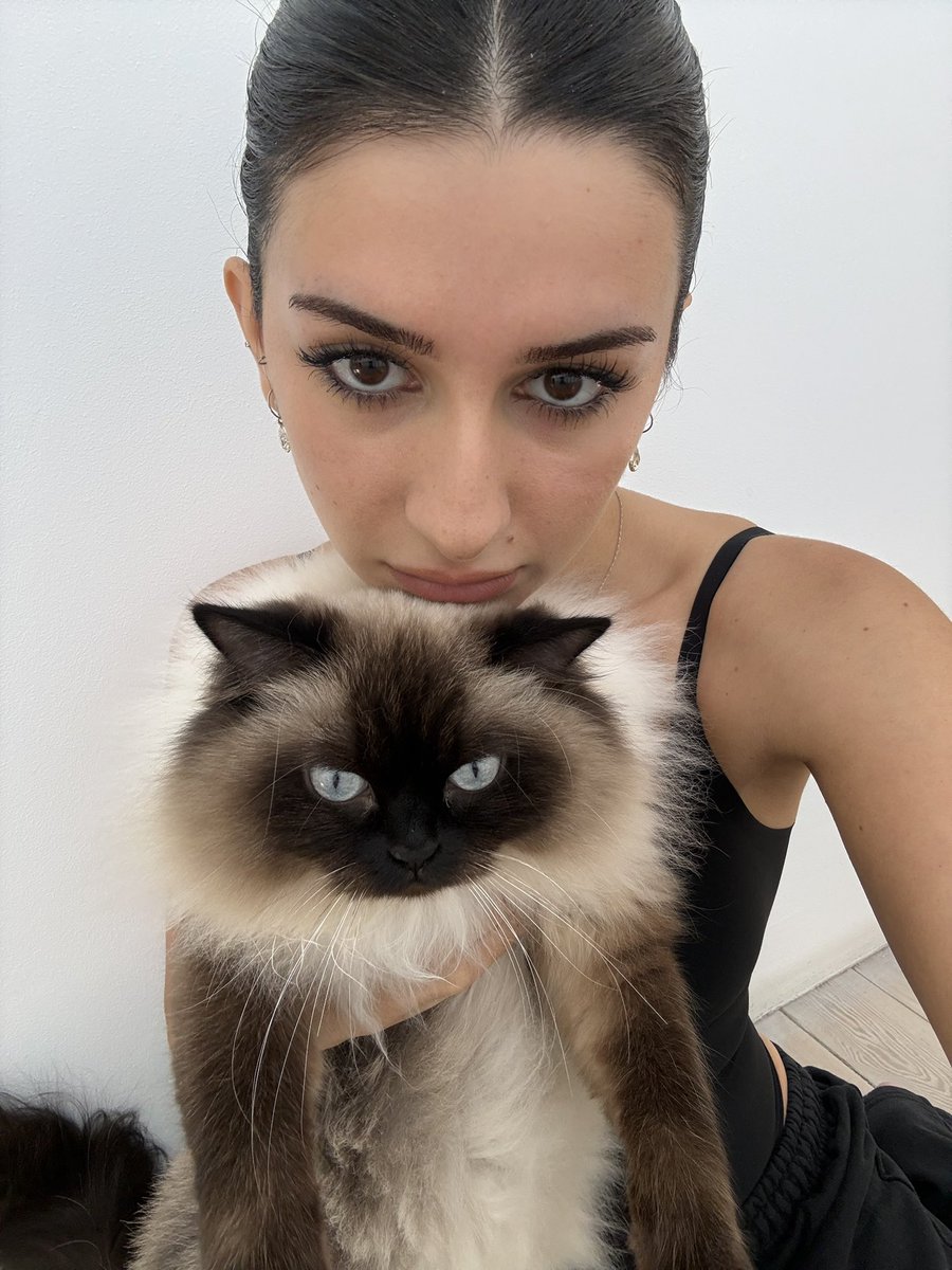 pwncssleeka's tweet photo. me and my familiar https://t.co/4JVBo0Lbm9