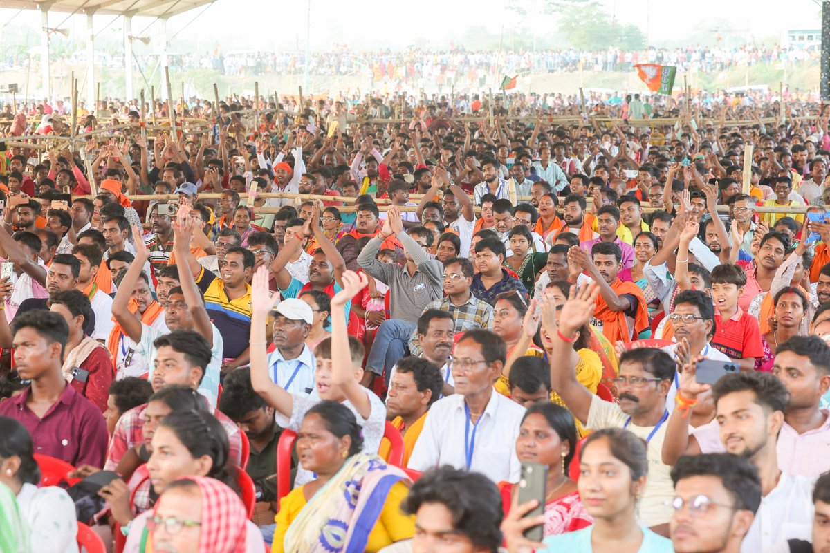 AmitShah's tweet photo. विशाल बंदरगाह और उद्योग की अपार संभावनाओं वाले हुगली का विकास कटमनी वाली TMC नहीं, बल्कि केवल मोदी जी के नेतृत्व में ही संभव है। इसीलिए भाजपा को जिताने का संकल्प अब यहाँ के लोगों का व्यक्तिगत संकल्प बन चुका है। पुरसुरा विधानसभा में भाजपा का चुनाव दर चुनाव बढ़ता ग्राफ बता रहा है कि भाजपा ही आएगी।

বিশাল বন্দর ও শিল্পের বিপুল সম্ভাবনাময় হুগলির উন্নয়ন কাটমানি-নির্ভর তৃণমূলের দ্বারা নয়, বরং শুধুমাত্র মোদীজির নেতৃত্বেই সম্ভব।
এই কারণেই বিজেপিকে জেতানোর সংকল্প এখন এখানকার মানুষের ব্যক্তিগত অঙ্গীকারে পরিণত হয়েছে।
পুরশুড়া বিধানসভায় বিজেপির ক্রমবর্ধমান সমর্থনই প্রমাণ করছে -বিজেপিই আসছে।
#BJPKeVoteDin