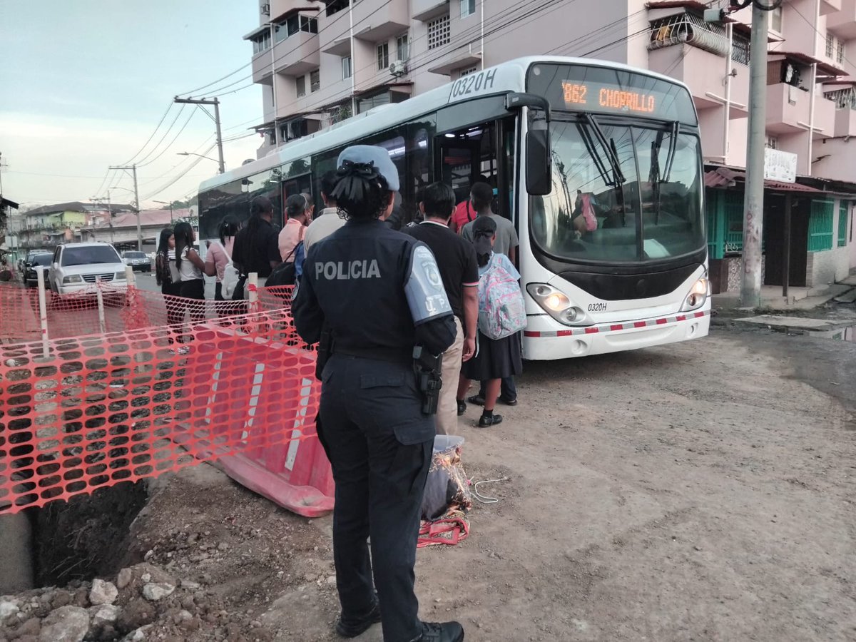 policiadepanama's tweet photo. #ElChorrillo | Mantenemos acciones preventivas desplegadas en el dispositivo de #ParadasSeguras, garantizando la seguridad de residentes y usuarios del sector. #TuPolicíaAmiga https://t.co/iYzbvVKhbC