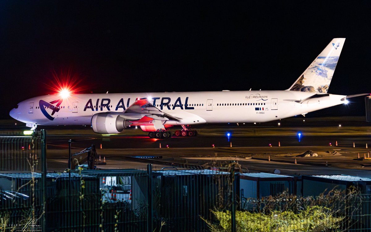 OlivierHoarau's tweet image. Night mood from Reunion Island 🇷🇪 
#aviation #boeing #c130 #airaustral #airfrance #luftwaffe