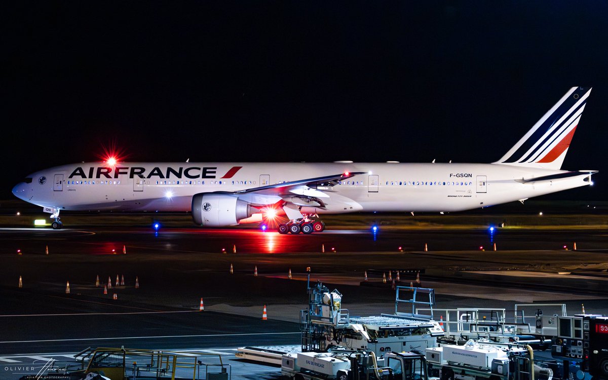 OlivierHoarau's tweet image. Night mood from Reunion Island 🇷🇪 
#aviation #boeing #c130 #airaustral #airfrance #luftwaffe