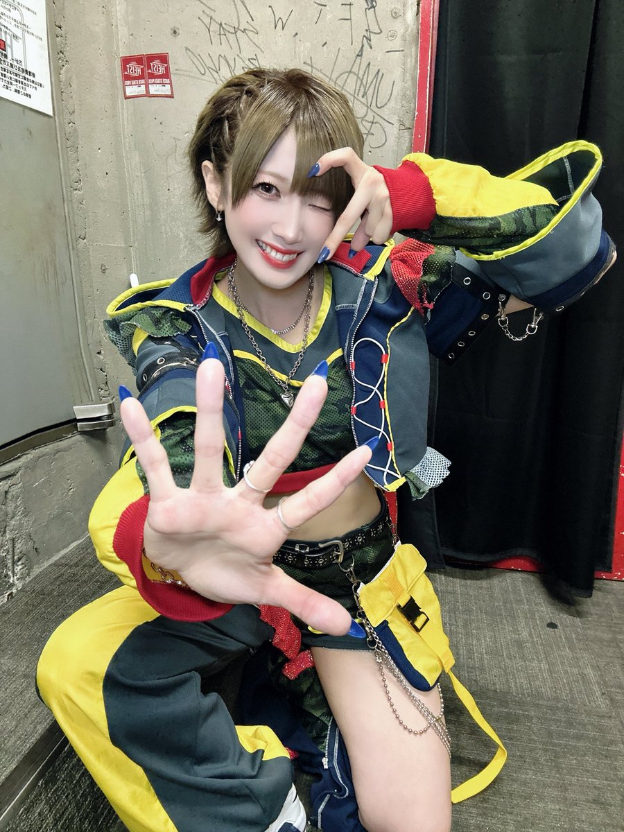 僕依存主催ありがとううう🥰♡
たくさん駆けつけてくれて本当に本当に幸せでした!!毎回個人的にこのくらい呼べるようにがんばるんだ!!最強に近づきたい🤤!!

エモ復活も僕依存も楽しすぎたなあ

エモのオロナミンゆいと僕依存のゆい
結構雰囲気とかパフォーマンスとか
違うと思うけどどれもゆいです☺️