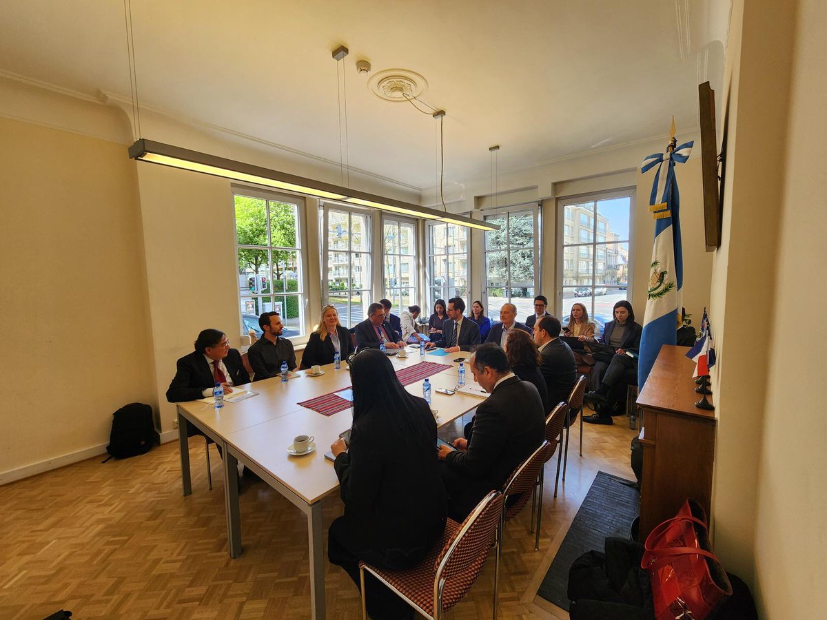 EmbGuaBl's tweet photo. #DiplomaciaEconómica | La @EmbGuaBl fue sede de la Reunión de la comunidad del aceite de palma, un espacio de diálogo sobre competitividad y sostenibilidad. Guatemala fortalece su posicionamiento como un actor comprometido con una cadena de valor orientada al comercio sostenible. https://t.co/UXOV3UVeik