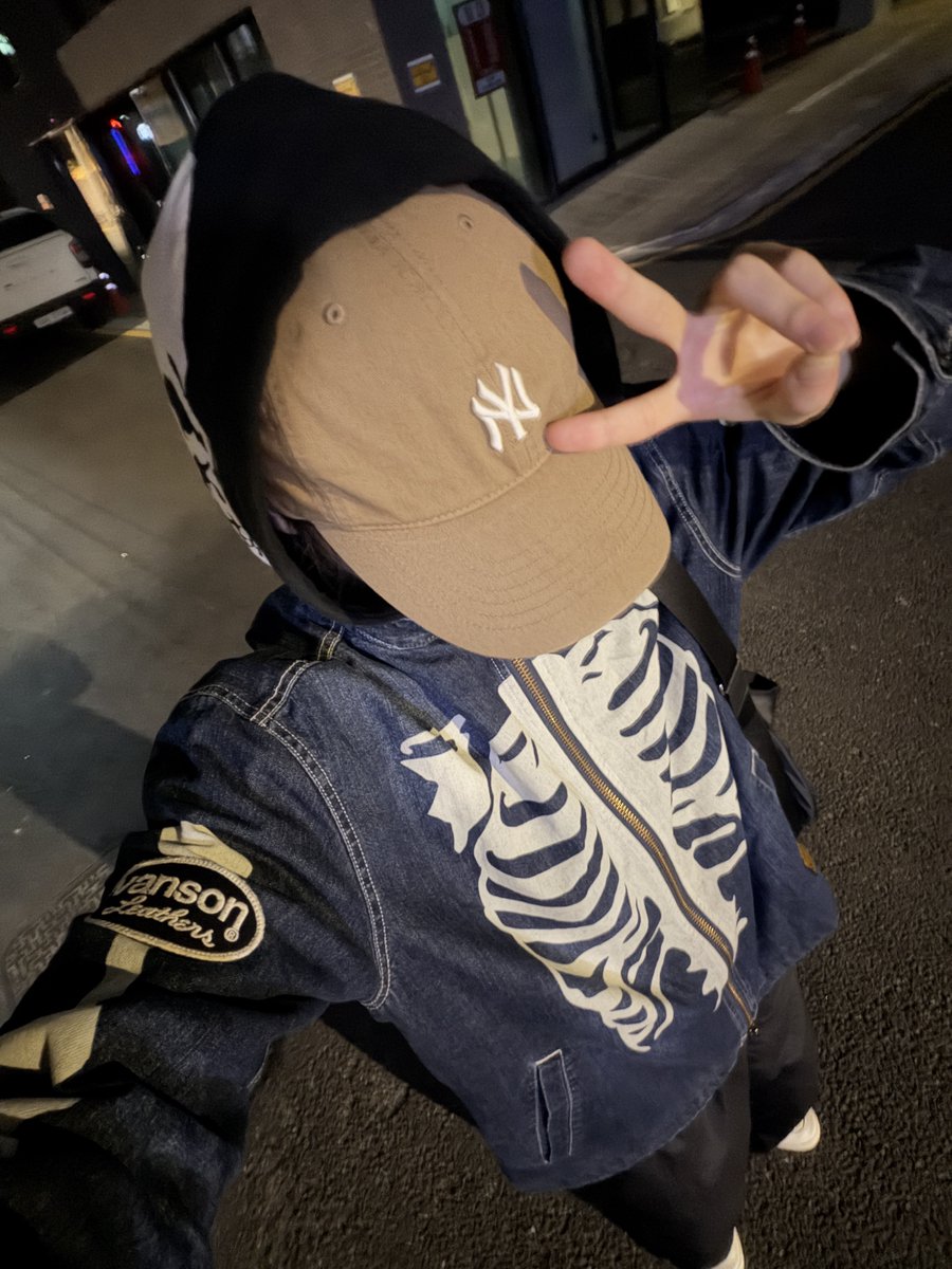 HONG is showing off a cool v sign pose in a new photo shared via 🫧.