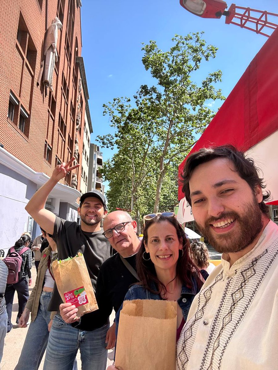 9bcomu's tweet image. Avui hem commemorat la Diada de sant Jordi repartint planters de tomaqueres i publicacions de @bcnencomu a #NouBarris #9Barris