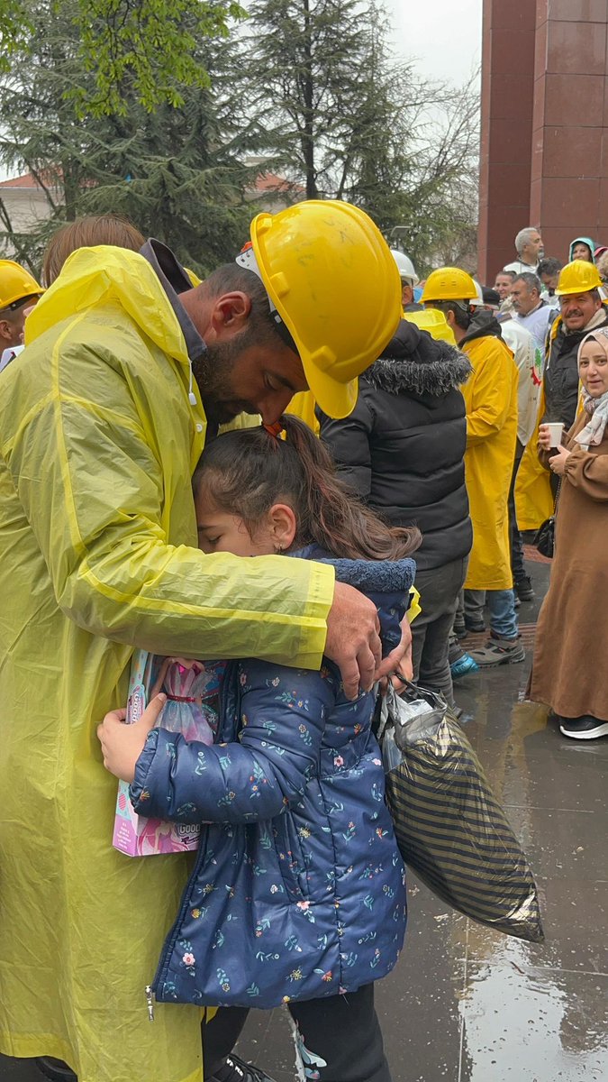 Şirketlerin yüzbinlerce lira harcayarak çektirdiği o 23 Nisan temalı reklam filmlerinin hiçbiri şu fotoğraflar kadar gerçek değil.