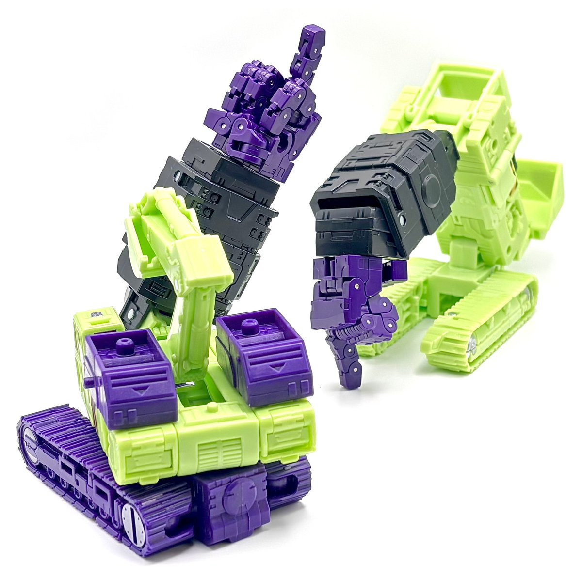 Relllko's tweet photo. Wasn’t sure how to pose the New Bee Devastator hands with the small lightbox I have here but I think I made it work lol https://t.co/0zFzaowDOk