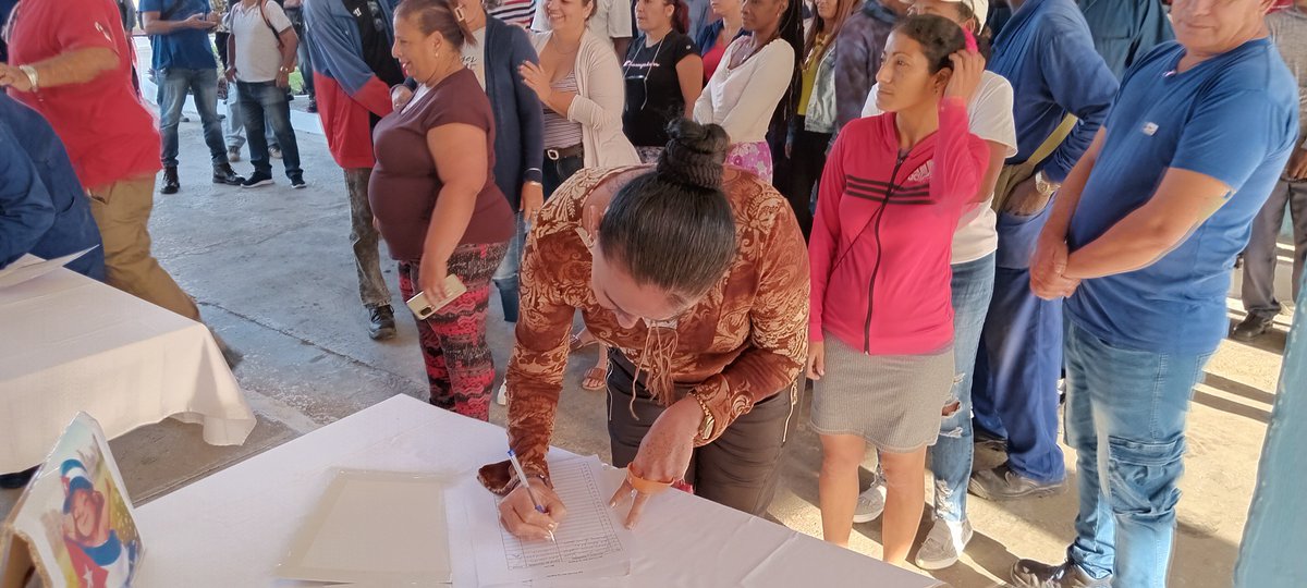 Los trabajadores de la Empresa de Recuperación de Materias Primas (ERMP) de Camagüey se sumaron al movimiento popular "Mi Firma por la Patria", una iniciativa que recorre toda Cuba para respaldar la Revolución.
Más información: facebook.com/plugins/post.p…