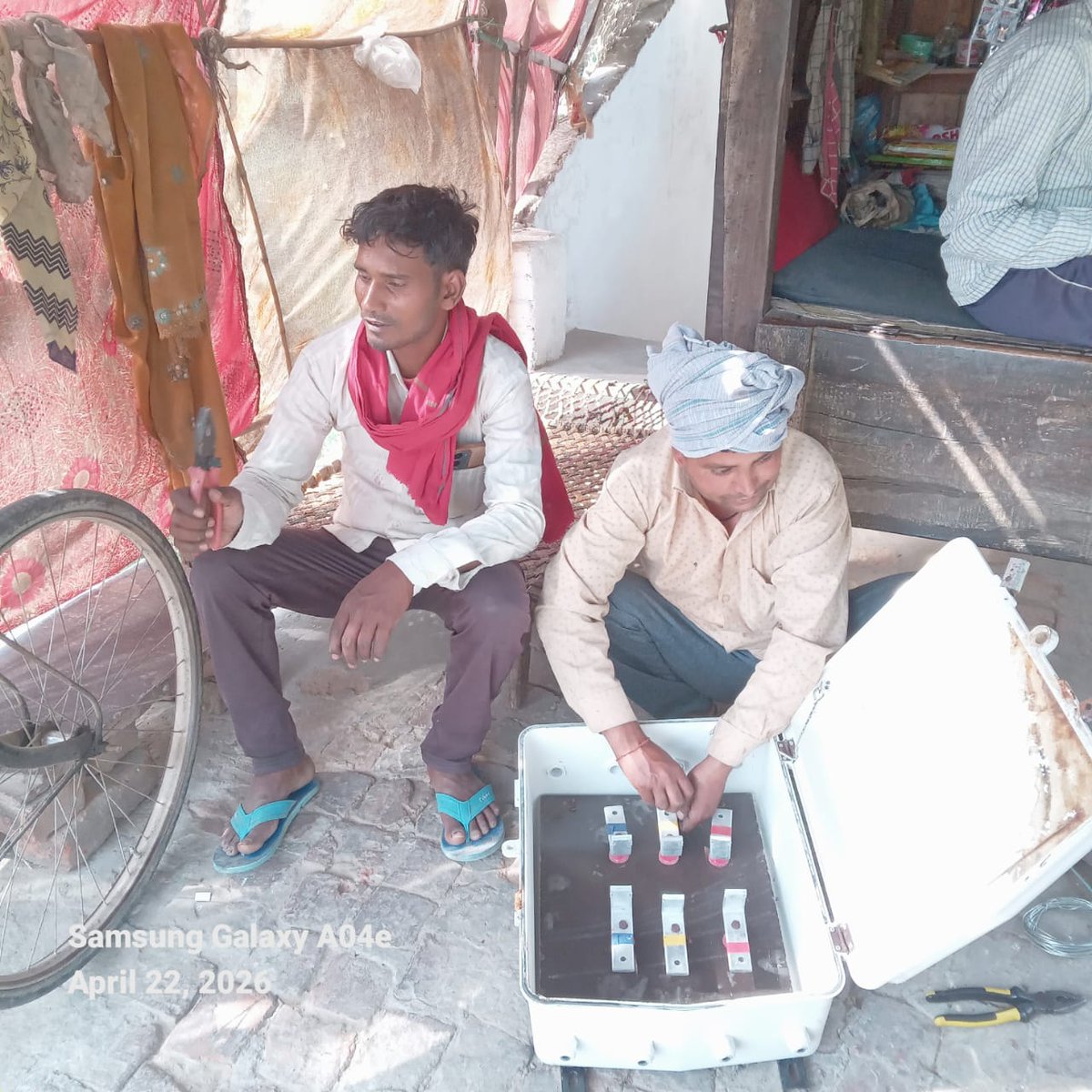 puvvnlvaranasi's tweet image. #Maintenance
#लक्ष्य_24X7_उपभोक्ता_सेवा
विद्युत वितरण मण्डल ग्रामीण वाराणसी के अन्तर्गत कार्मिक द्वारा ट्रांसफॉर्मर का नया फ्यूज सेट यूनिट लगाया गया।
जिससे ट्रांसफॉर्मर खराब नहीं हो और उपभोक्ताओं को बेहतर विद्युत आपूर्ति मिले।
@UPPCLLKO @PuVVNLHQ @aksharmaBharat @DTPuvvnl