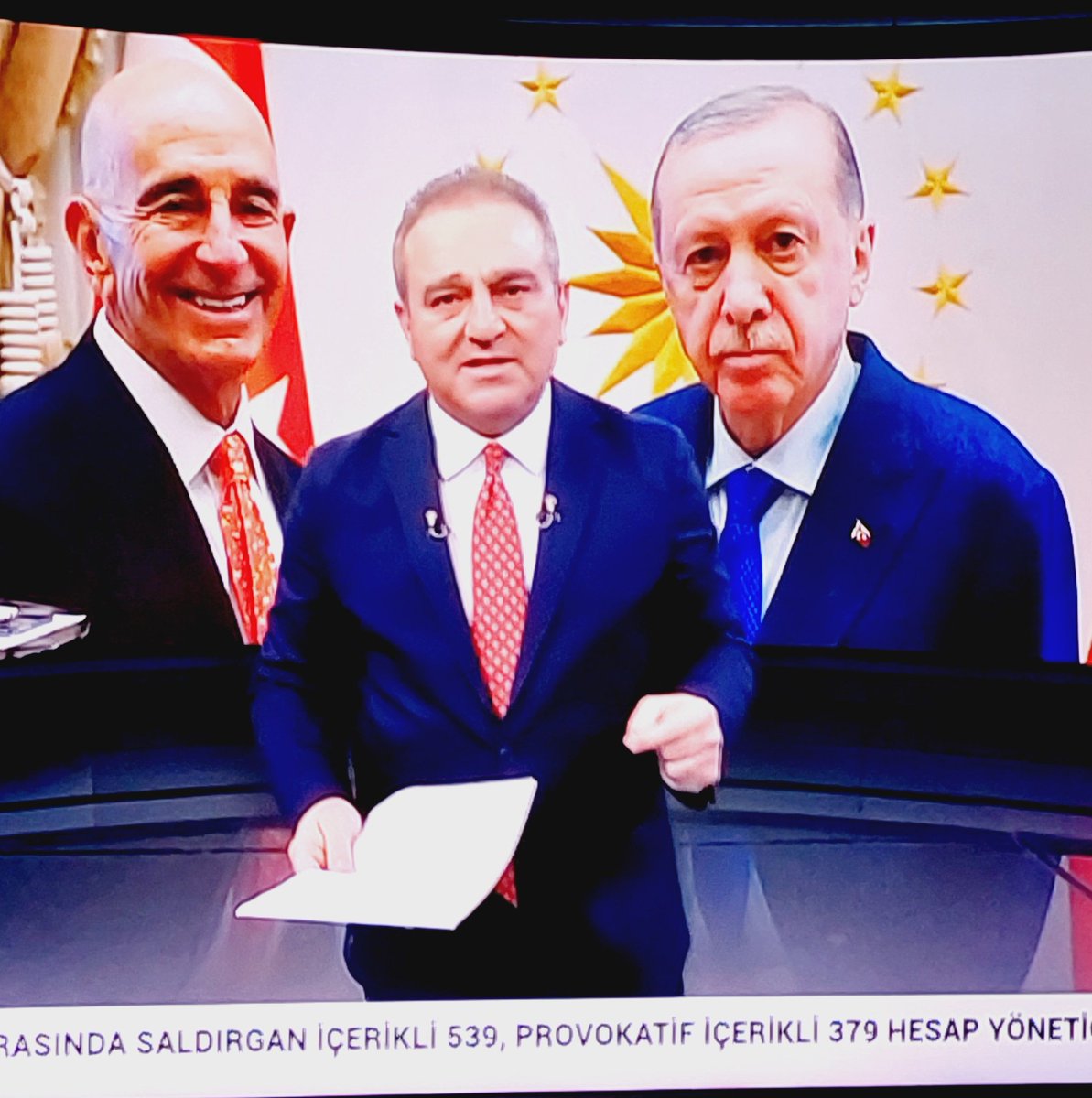 aknasip's tweet photo. Ekrem Açıkel içimizden biri...
😃
Sesinin bize geldiğini anlayıp güler yüzle af dileyen güzel insan, yorma kendini bu kadar. 😃
@ekremacikel @szctelevizyonu https://t.co/9FI0IXc2jF