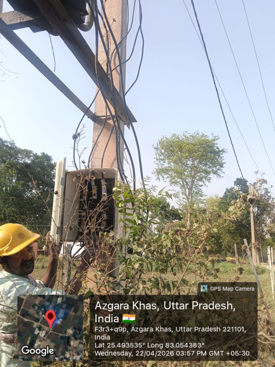 puvvnlvaranasi's tweet image. #Maintenance
#लक्ष्य_24X7_उपभोक्ता_सेवा
विद्युत वितरण मण्डल ग्रामीण वाराणसी के अन्तर्गत कार्मिक द्वारा ट्रांसफॉर्मर का नया फ्यूज सेट यूनिट लगाया गया।
जिससे ट्रांसफॉर्मर खराब नहीं हो और उपभोक्ताओं को बेहतर विद्युत आपूर्ति मिले।
@UPPCLLKO @PuVVNLHQ @aksharmaBharat @DTPuvvnl