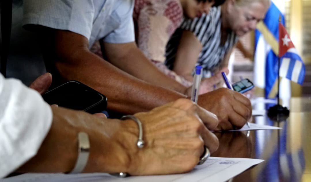 Hoy los trabajadores de la Cancillería cubana, dejamos constancia con #MiFirmaPorLaPatria , del compromiso de la diplomacia revolucionaria con la paz, la unidad y la defensa de la soberanía, la independencia, el socialismo y la integridad territorial de la nación 🇨🇺.