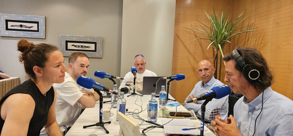 deportescopebal's tweet photo. Aquí puedes escuchar el especial ascenso del @azulmarinopalma 
Con Gabriel Subías, María España, Alberto Antuña, Jordi Riera.
Desde el @ValparaisoHotel de sobremesa deportiva con la ayuda del gran @tsanchezgrao 
Enhorabona !! 🏀🎙️🥳🥳🥳
 https://t.co/kGe71rOVo3 https://t.co/4zreLpz3C3