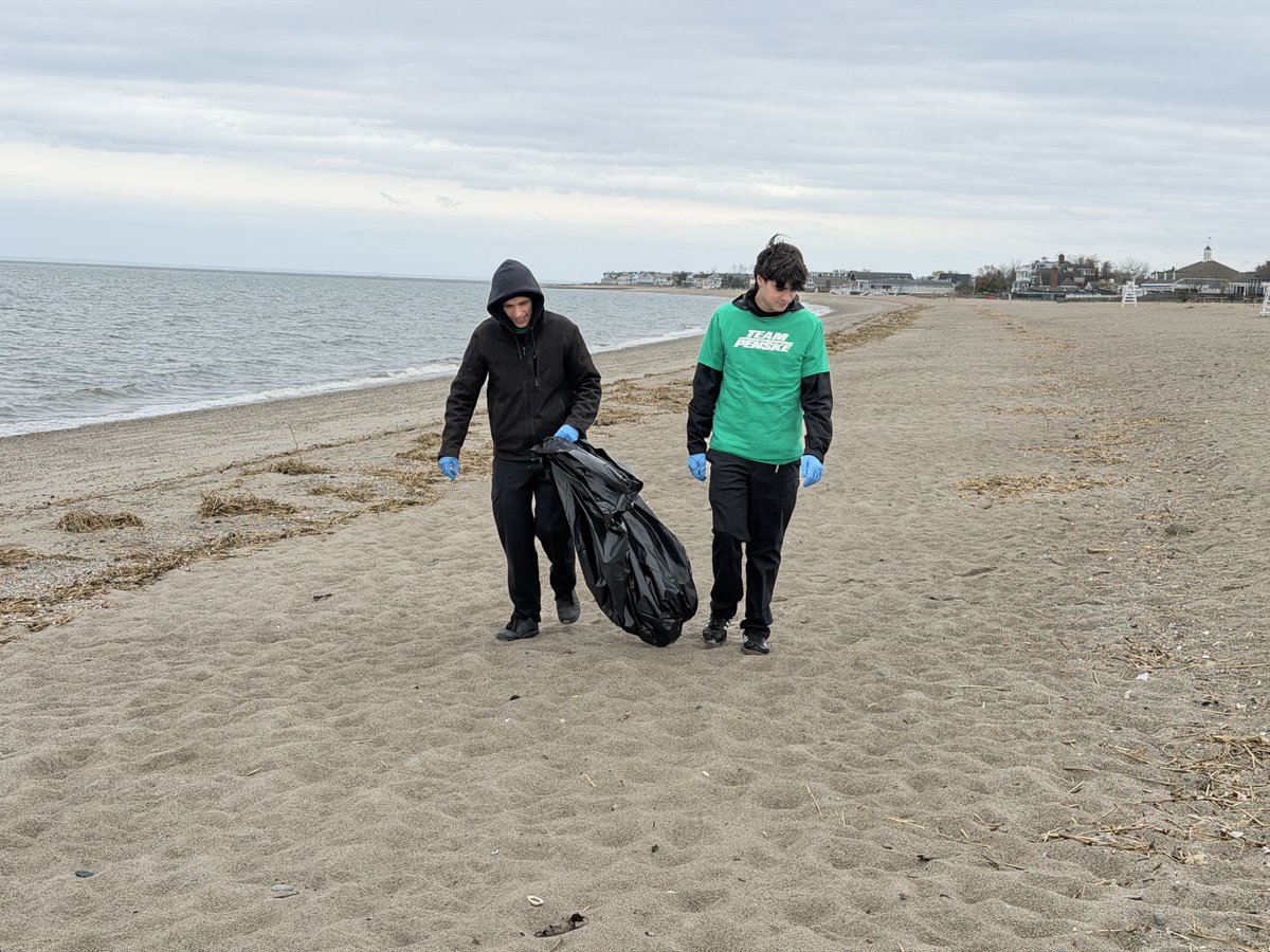 MBFairfield's tweet photo. Celebrating Earth Day by giving back. Mercedes-Benz of Fairfield was proud to have a representative join Penske’s sister stores in cleaning up Jennings Beach, helping keep our community clean and beautiful for everyone to enjoy. #MercedesBenzOfFairfield #MercedesBenz https://t.co/oVULcDND1S