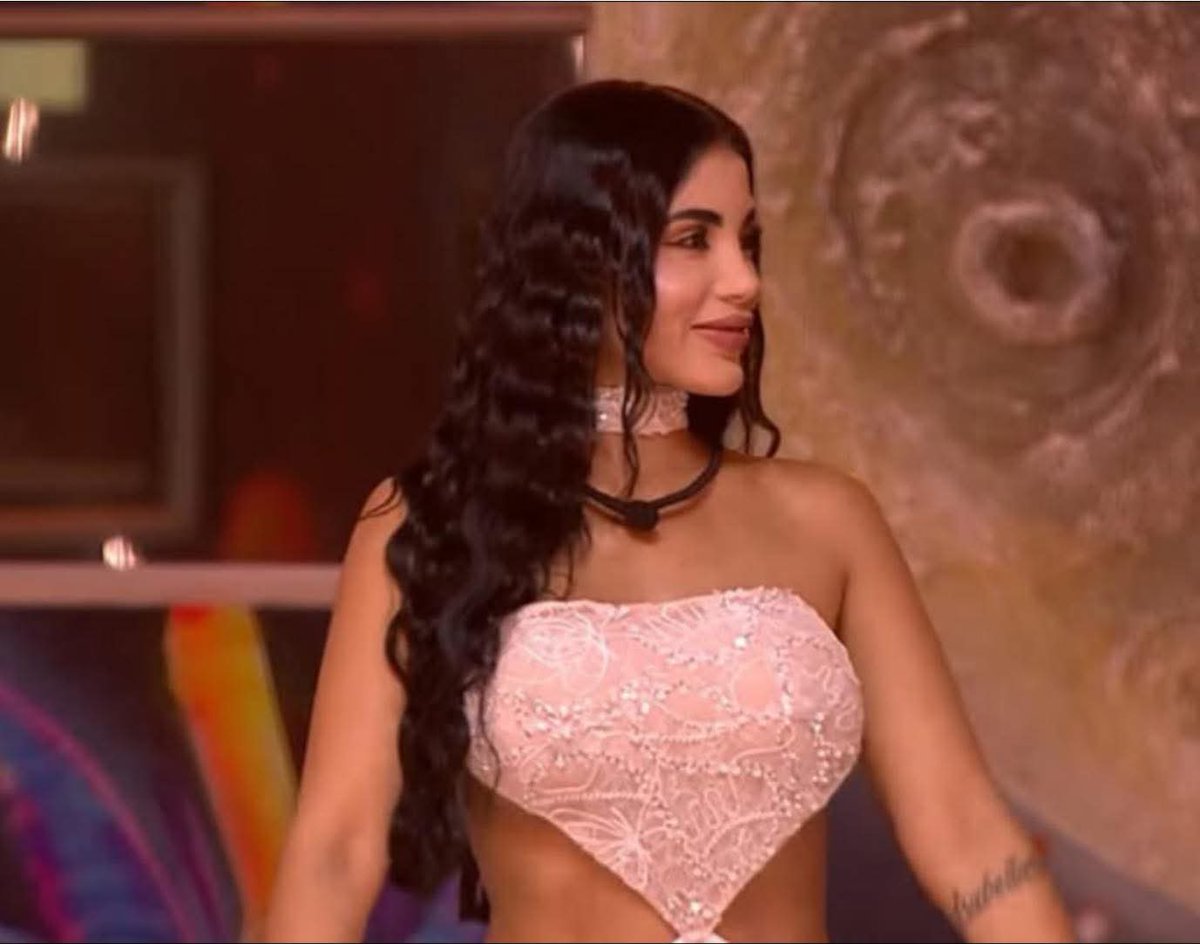 La toxi tiene que estar tan feliz de todas las veces que a visto salir a Karina por esa puerta JAJAJAJ #LaCasaDeLosFamososCol3