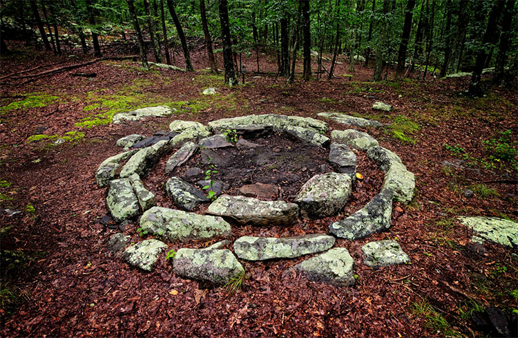 THEJeffBelanger's tweet image. #NewEnglandLegends Podcast Episode 443 – The Mysteries of Gungywamp – we explore the stone ruins of Gungywamp in Groton, CT. This mysterious complex could date back as much as 3,000 years. ournewenglandlegends.com/podcast-443-th…