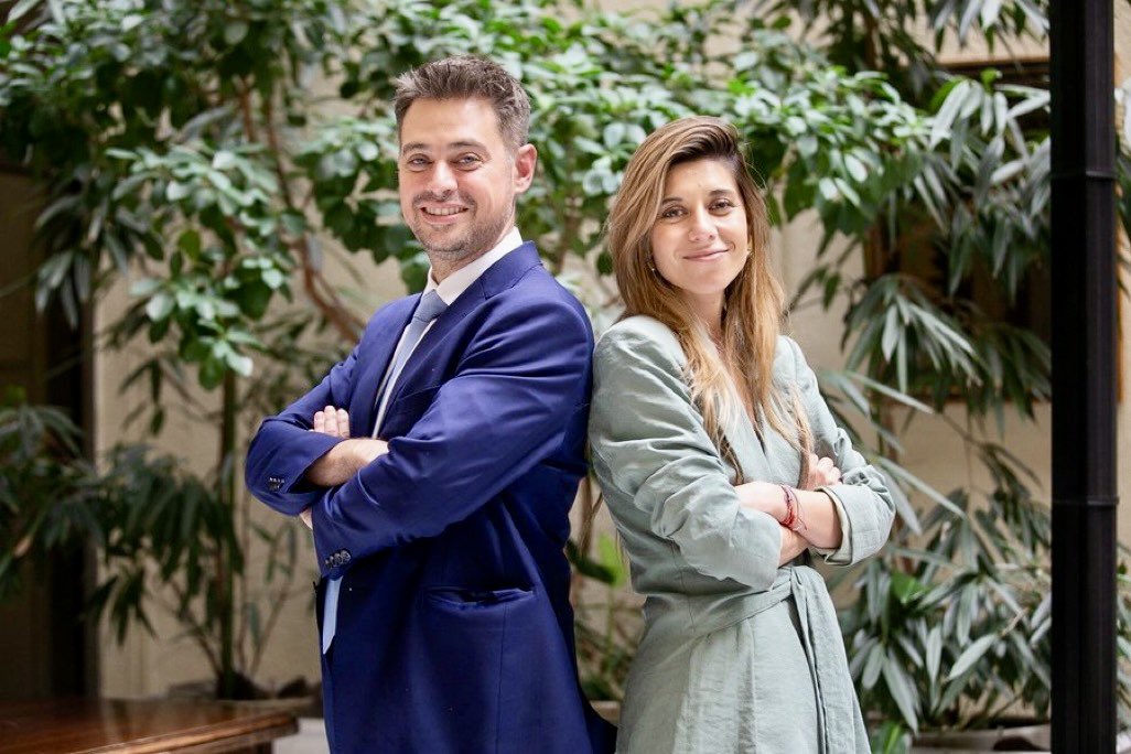 Me parece fantástico que la Oposición sea dirigida por esta dupla de payasos de mala muerte.
Sólo demuestra que están en el barro y que no tienen nada que aportar a Chile.