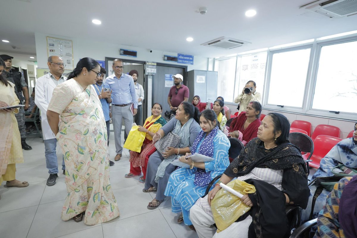 ANI's tweet image. #WATCH | Delhi Chief Minister Rekha Gupta today conducted a surprise inspection of Aruna Asaf Ali Hospital and interacted with patients and their families to assess arrangements and the availability of doctors.

She reviewed feedback from doctors, staff and the hospital