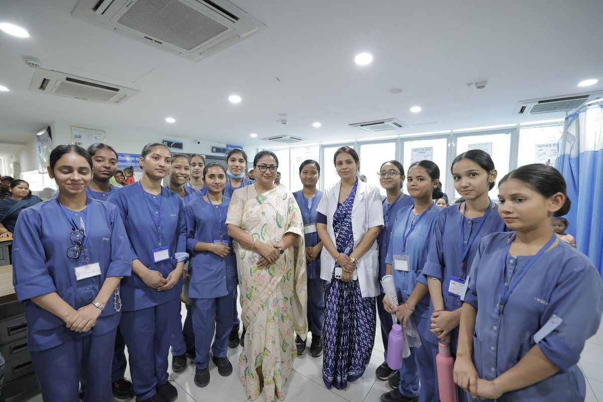 ANI's tweet image. #WATCH | Delhi Chief Minister Rekha Gupta today conducted a surprise inspection of Aruna Asaf Ali Hospital and interacted with patients and their families to assess arrangements and the availability of doctors.

She reviewed feedback from doctors, staff and the hospital