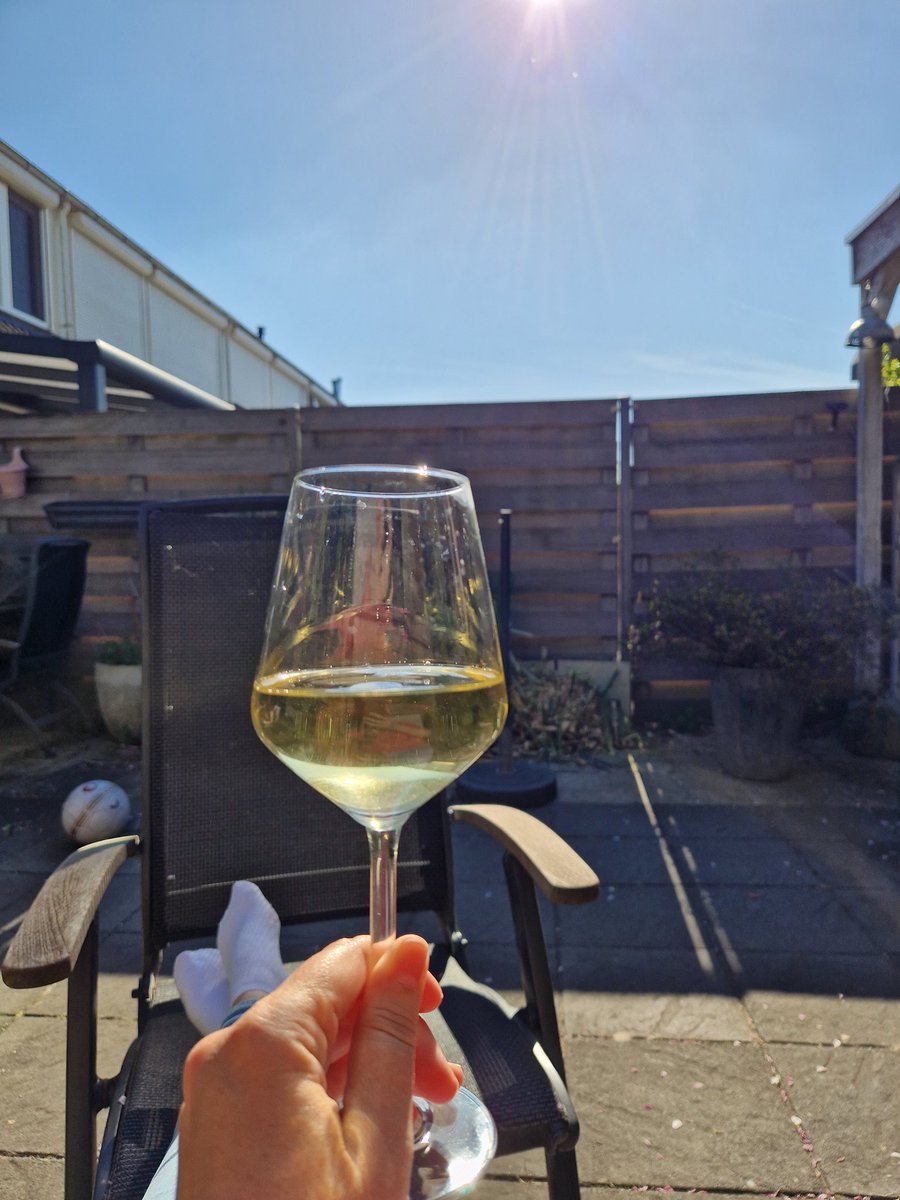 Patty23974's tweet photo. Proost #lente #rotterdam bijna weekend https://t.co/vMFx9uKSw9