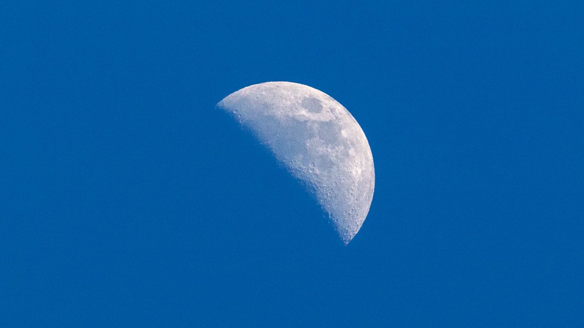 tiefenunscharf's tweet image. Blauer Mond... 🌓

📷 #moon #blue #sky #evening