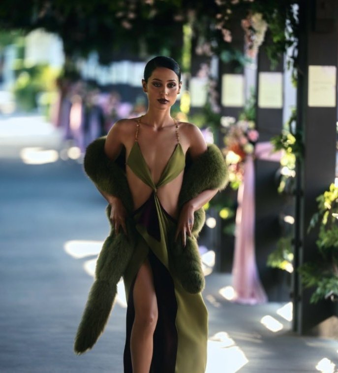 Xpert_things's tweet image. Imagine getting married and having your future husband's exes show up at the wedding like that. #Euphoria #season 3 #maddy #lexi #SydneySweden