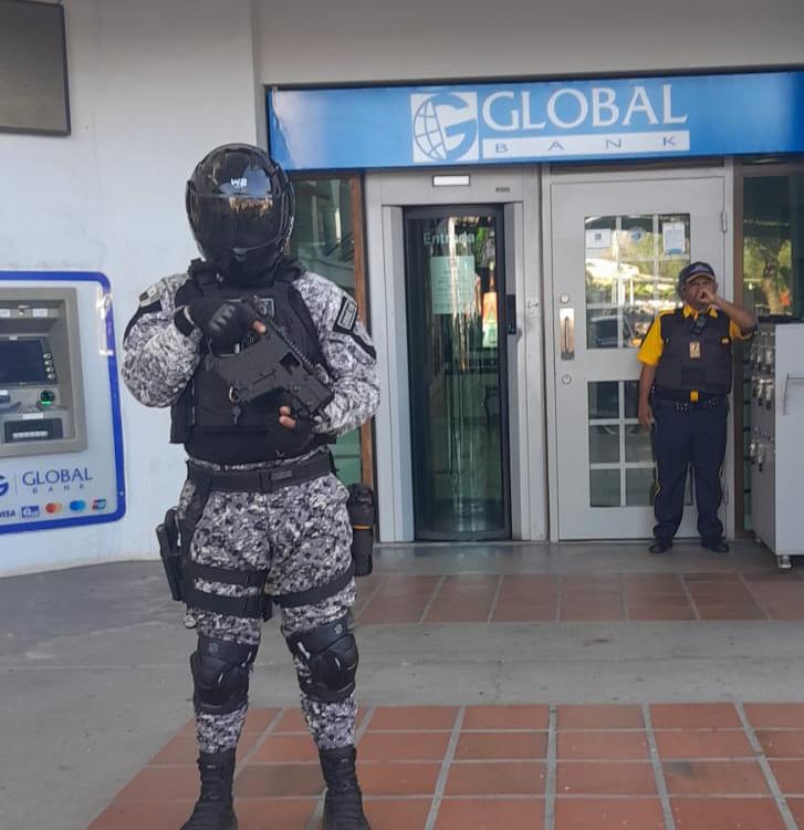 policiadepanama's tweet photo. #Chame | Nos mantenemos atentos de la apertura de los diferentes centros bancarios de los distritos de Chame, Capira y San Carlos, con la finalidad de prevenir el delito. #DiosYPatria https://t.co/KdJpHUjMJF