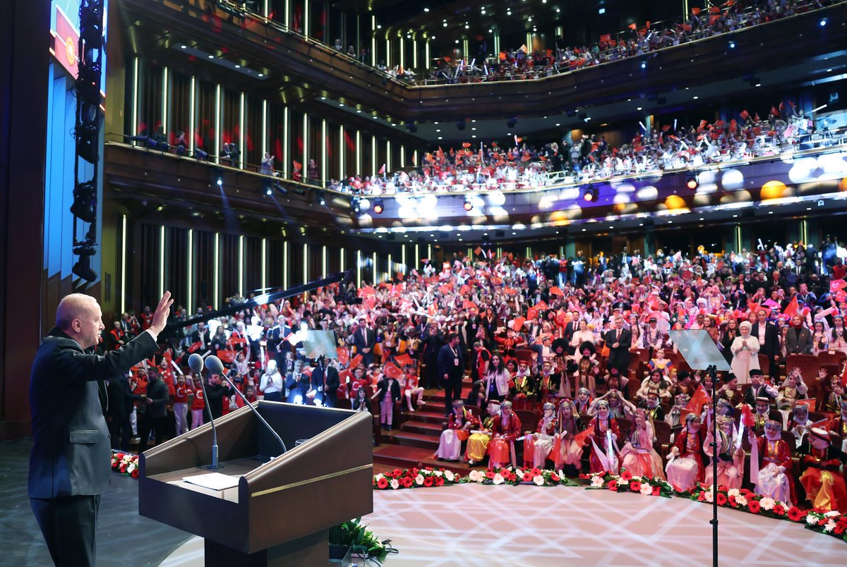 EmineErdogan's tweet image. 23 Nisan neşesini, TRT 48'inci Uluslararası 23 Nisan Çocuk Şenliği Gala Programı’nda, dünyanın farklı ülkelerinden gelen çocuklarımızla paylaşmanın sevincini yaşadık. 

Sahnedeki emekleri ve içtenlikleriyle kalplerimize dokunan tüm çocuklarımızı gönülden tebrik ediyorum.