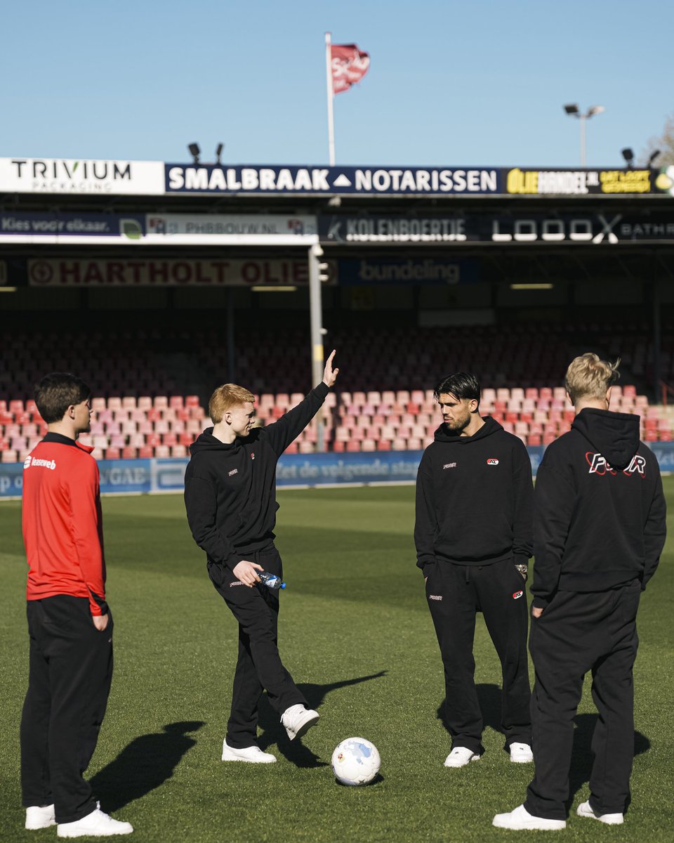 AZAlkmaar's tweet image. 🫡 Our boys are here

🙌 Blijf op de hoogte van het duel in Deventer via ons liveblog: tinyurl.com/GAE-AZ

#AZAlkmaar #gaeaz #TheFutureIsOurs