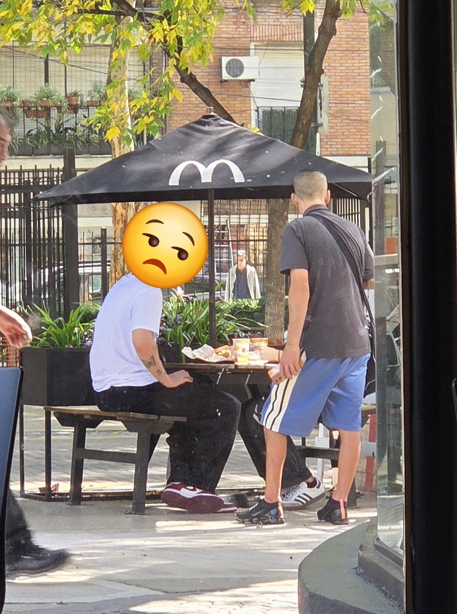 baeles2's tweet image. Día espectacular.  Te sentás a comer afuera. Das trabajo a un negocio de comidas. Querés disfrutar el único momento de paz desde que comentó tu jornada. Te pasan 10 de estos. ¿Qué se hace? Van a terminar matando a la BA de las mesas afuera.