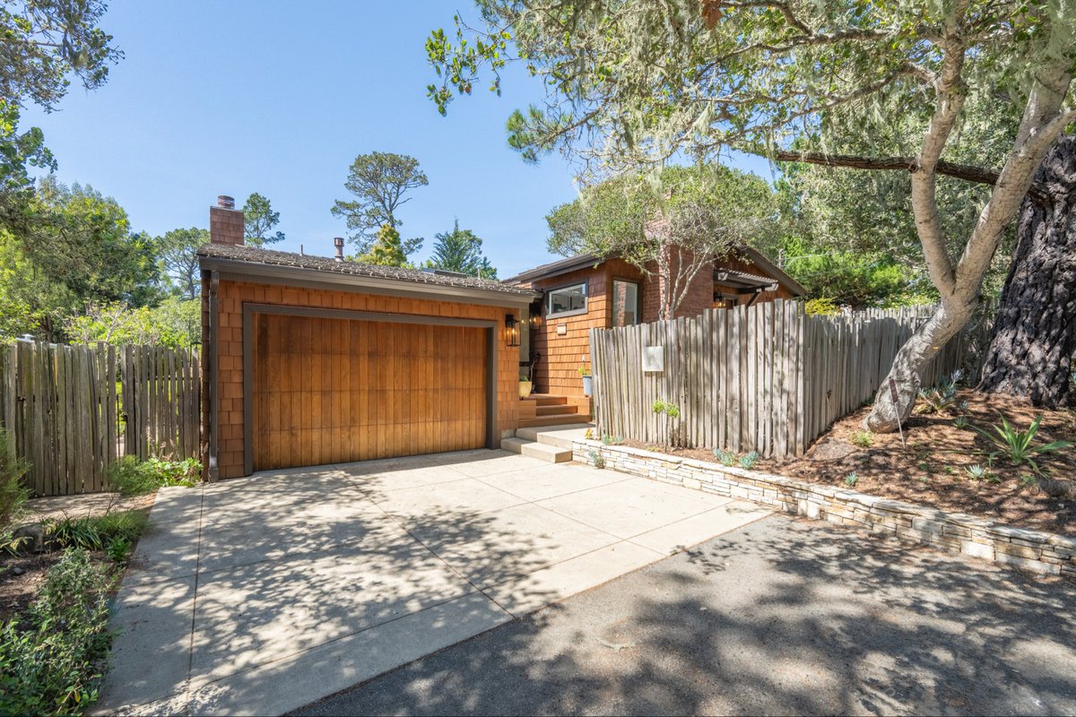 RyanMelcherRE's tweet photo. JUST LISTED 🎯 Vizcaino 3 NW Flanders, Carmel-by-the-Sea ☀️

Just a stone’s throw away from downtown Carmel, the Forest Theater, and Mission Walking Trails, this pristine, single level cottage even has a “secret” footpath, right next door, which goes directly towards town! https://t.co/xxRvalPz10