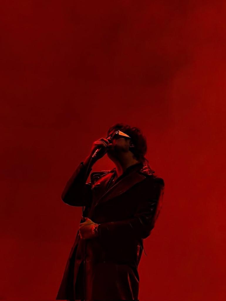📸 Julian Casablancas durante o show do The Strokes no Coachella, no último sábado.

©️ nadiaktolar