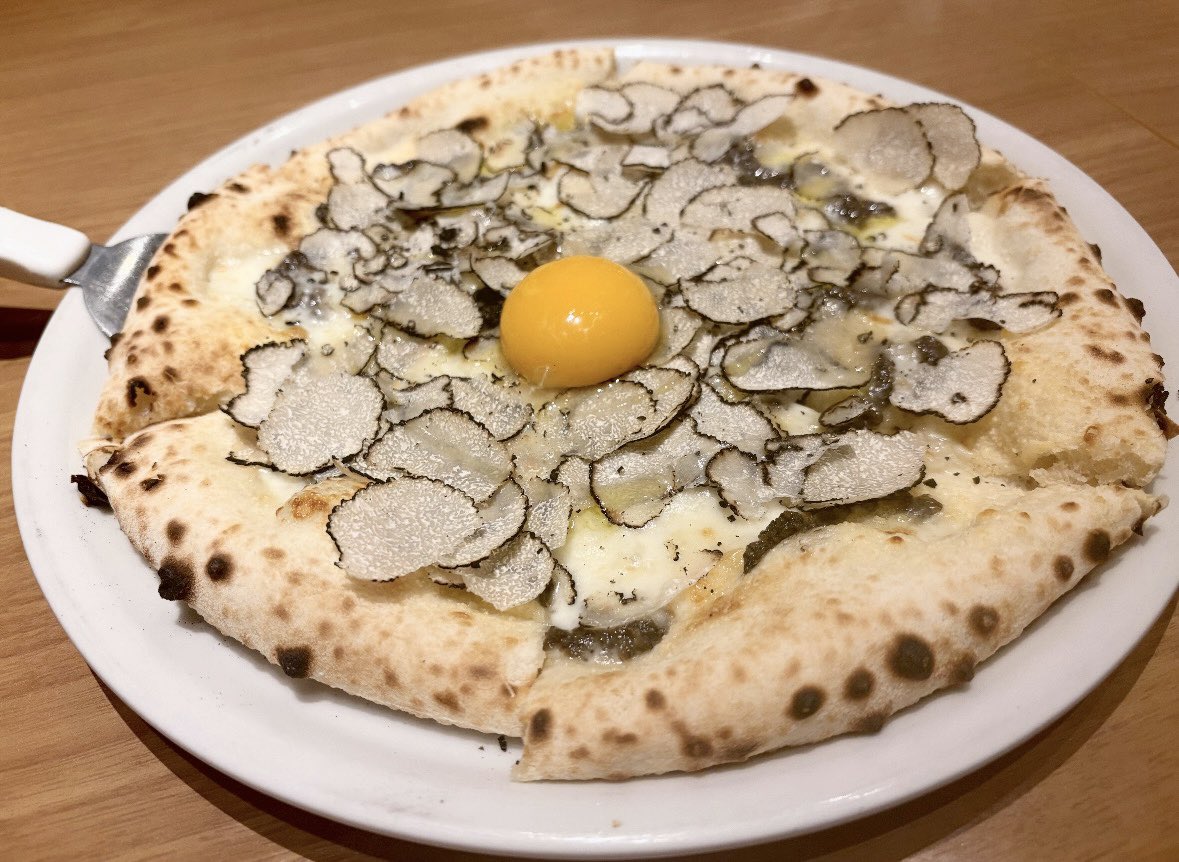 i_xoll_'s tweet photo. いっぱい食べた(ᐡっˉ͈̀꒳ˉ͈́ ᐡ)🍴✨
トリュフピザめちゃ美味かった😽💘 https://t.co/WSscN2UFmm