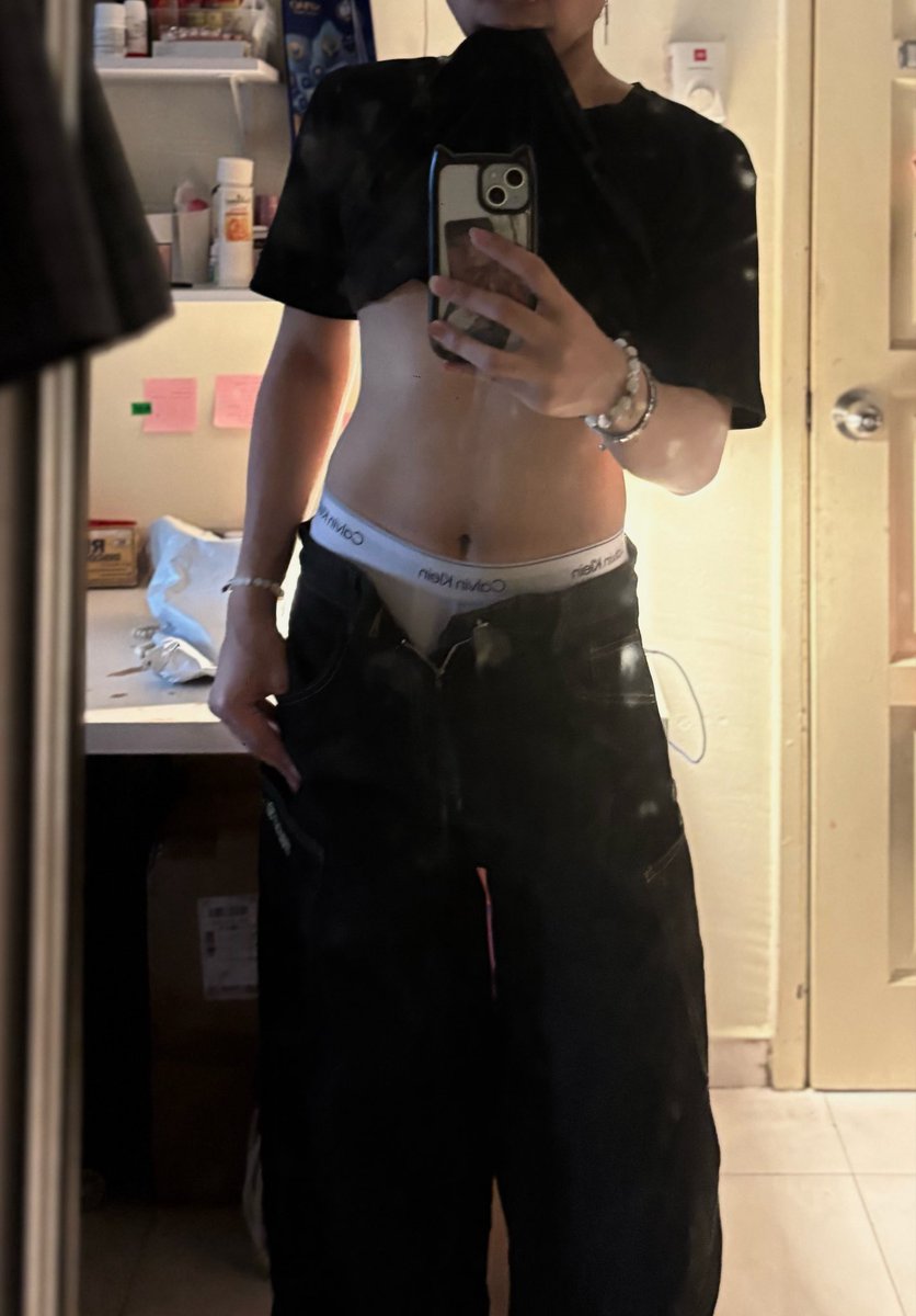 shhmwwinn's tweet photo. The pants have no holes😢 https://t.co/tQ2KE91NvN