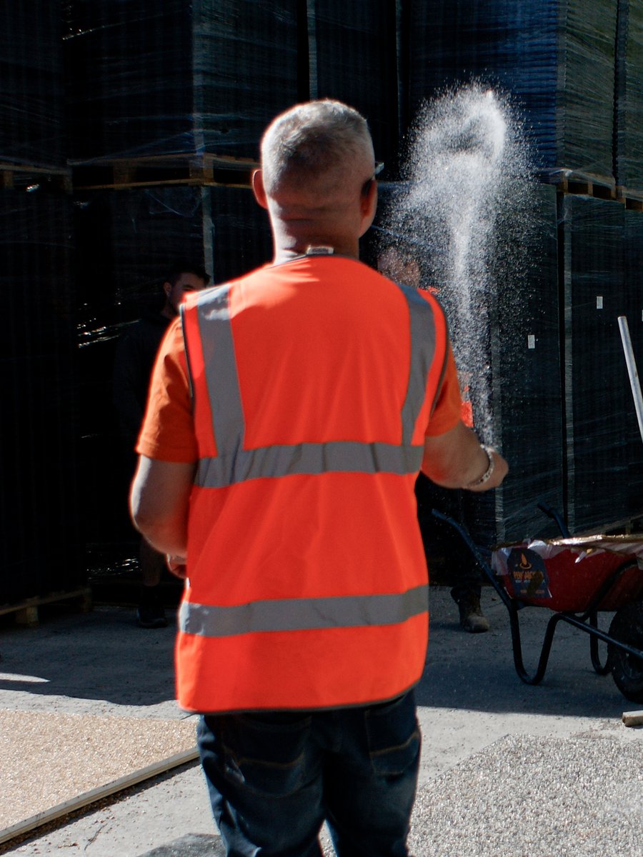 permabounduk's tweet image. An outstanding PERMABOUND training day!

What an amazing resin bound training session today held at @GCLProducts. With the sun shining bright, it was another superb day for our attendees!

#permabound #resinbound #training #landscaping
